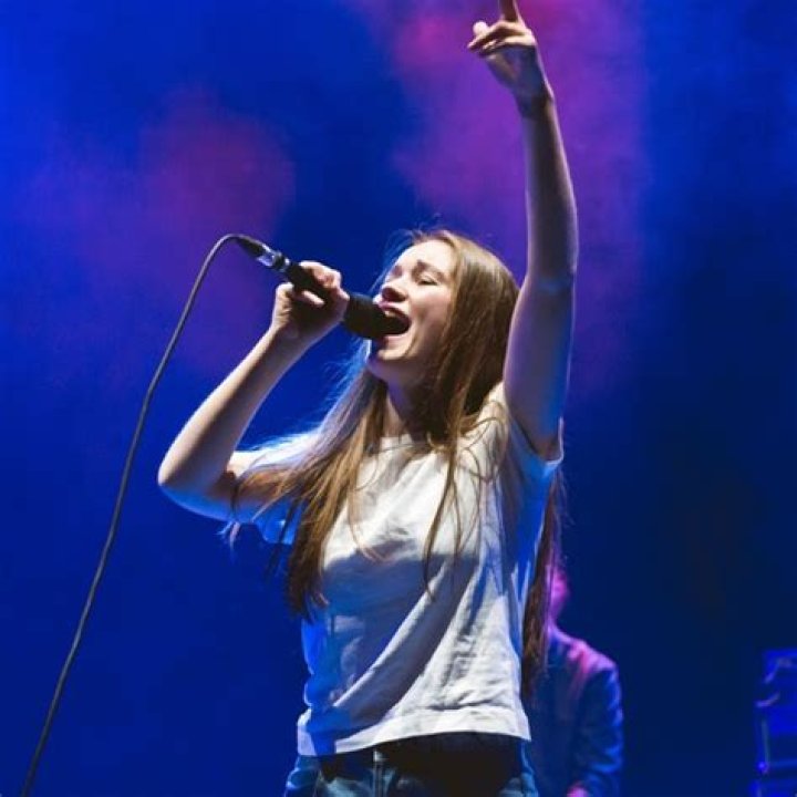 STRANGERS CHORDS by Sigrid